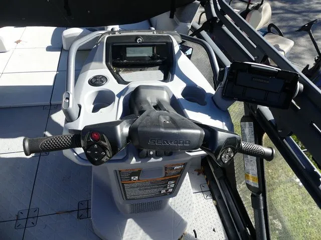 Slide: The Image of Sea-Doo Switch Cruise 18 2023 - 12