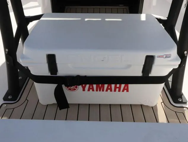 Slide: The Image of 2025 Yamaha Boats 255 FSH SPORT H-SEAFOAM G, luxurious seating and deck design. - 11
