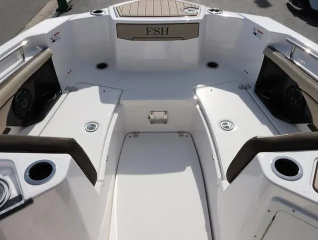 Slide: The Image of 2025 Yamaha Boats 255 FSH SPORT H-SEAFOAM G interior, featuring spacious seating and cup holders. - 19