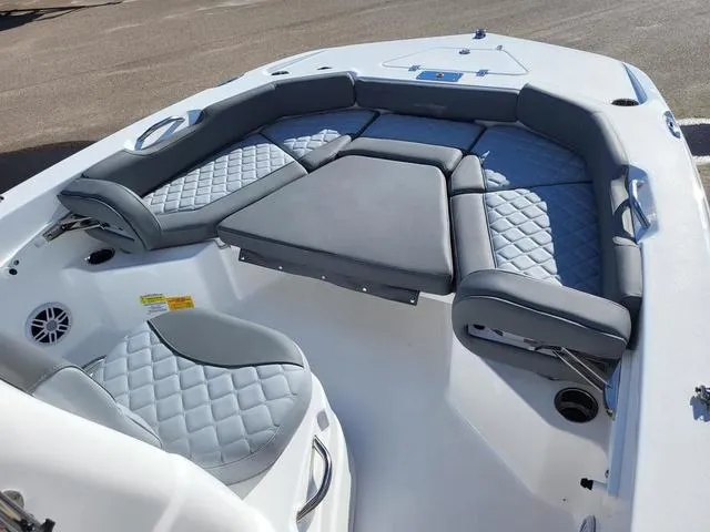 Slide: The Image of NauticStar 191 Hybrid 2025 - 10