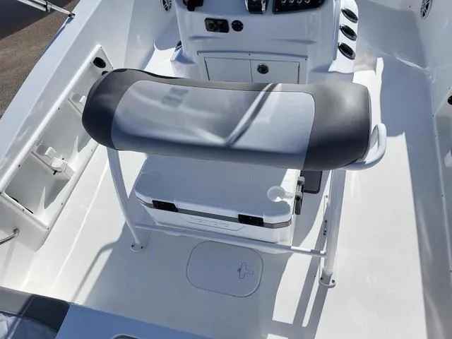 Slide: The Image of NauticStar 191 Hybrid 2025 - 23