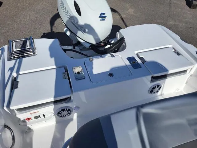 Slide: The Image of NauticStar 191 Hybrid 2025 - 25