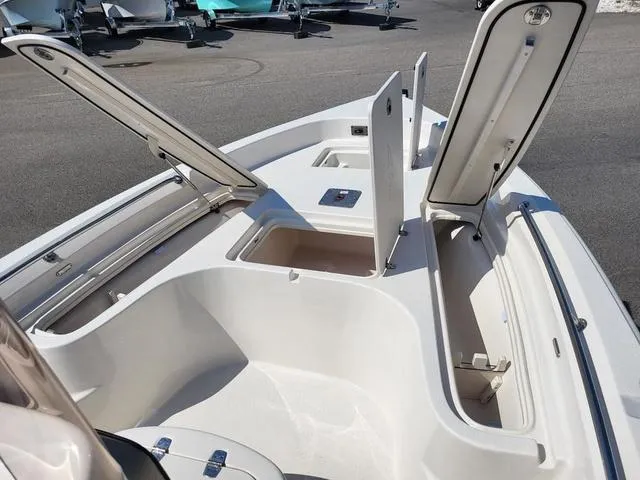 Slide: The Image of Sea Chaser 21 LX 2022 - 12