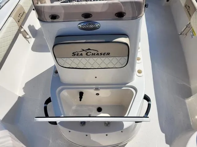 Slide: The Image of Sea Chaser 21 LX 2022 - 14