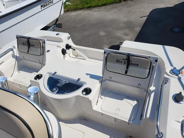 Slide: The Image of Sea Chaser 21 LX 2022 - 18