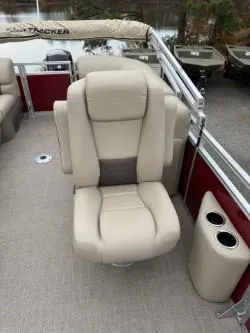 Slide: The Image of Sun Tracker Party Barge 22 DLX 2025 - 63