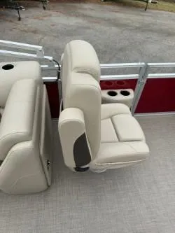 Slide: The Image of Sun Tracker Party Barge 22 DLX 2025 - 64