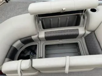 Slide: The Image of Sun Tracker Party Barge 22 DLX 2025 - 65