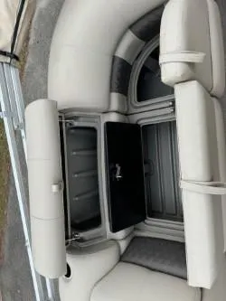 Slide: The Image of Sun Tracker Party Barge 22 DLX 2025 - 67