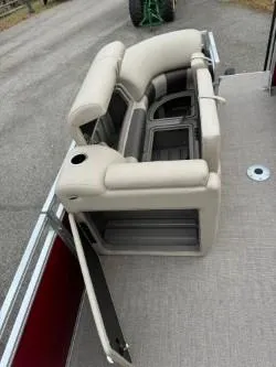 Slide: The Image of Sun Tracker Party Barge 22 DLX 2025 - 79