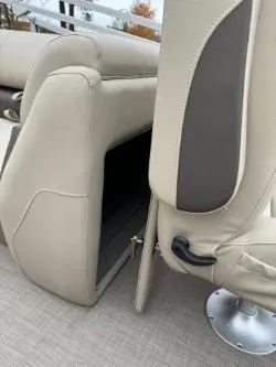 Slide: The Image of Sun Tracker Party Barge 22 DLX 2025 - 82