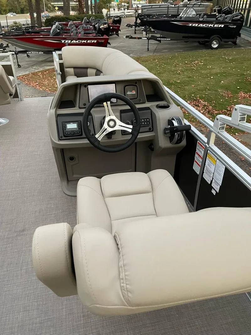 Slide: The Image of Sun Tracker SportFish 20 DLX 2025 - 85