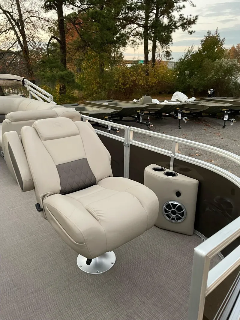 Slide: The Image of Sun Tracker SportFish 20 DLX 2025 - 89