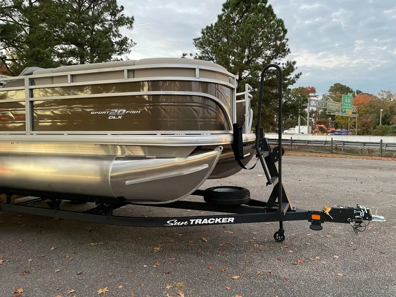 Slide: The Image of Sun Tracker SportFish 20 DLX 2025 - 90