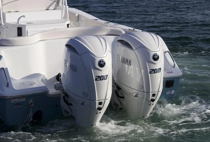 Slide: The Image of 2025 Sea Hunt Ultra 275 SE with twin Yamaha 200 engines in water. - 4