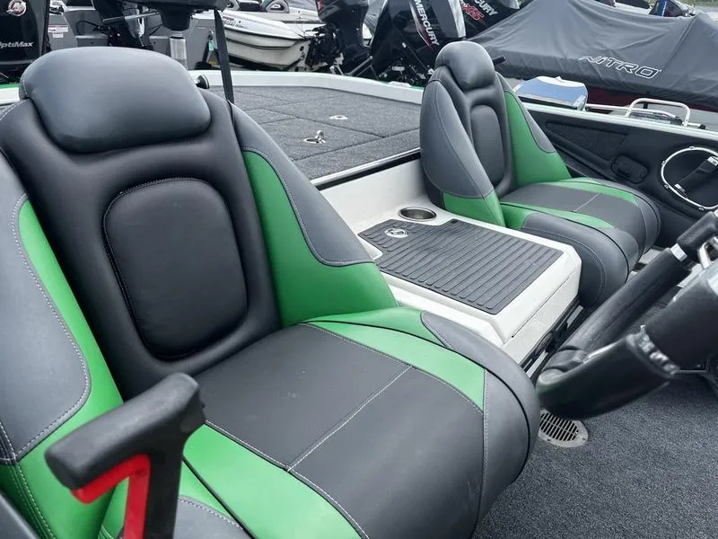 Slide: The Image of 2018 Ranger Z521C boat interior with green and black seats. - 4