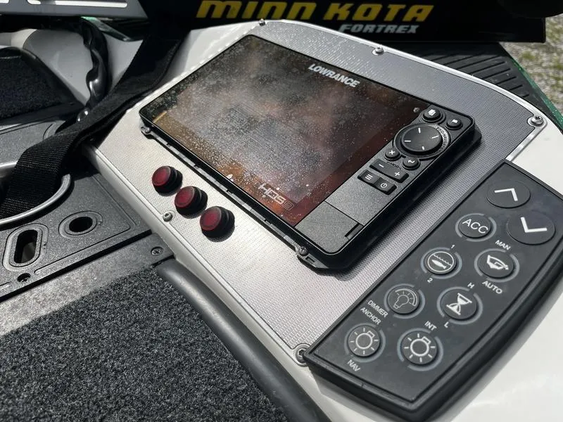 Slide: The Image of 2018 Ranger Z521C boat dashboard with Lowrance HDS display and Minn Kota controls. - 9