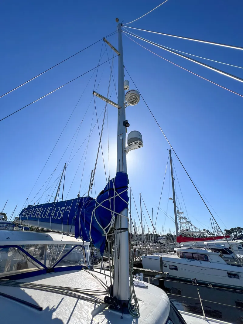Slide: The Image of Sailboat mast of a 2010 Broadblue 435 catamaran under clear blue sky. - 20