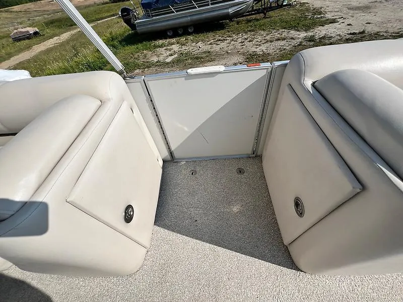 Slide: The Image of Interior view of 2005 Crest 25 Savannah boat with beige seating and carpet. - 15