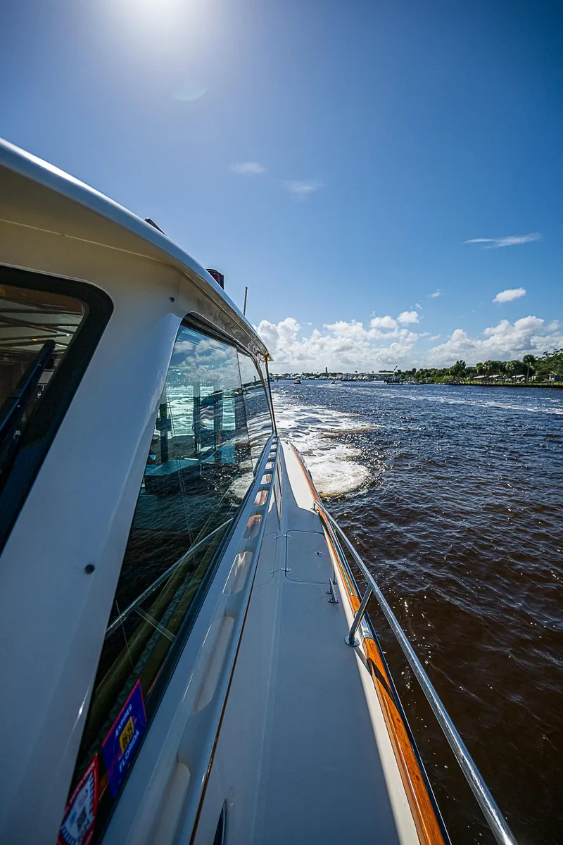 Slide: The Image of Hinckley Talaria 55 MY 2005 cruising on a sunny day, side view of the yacht. - 41