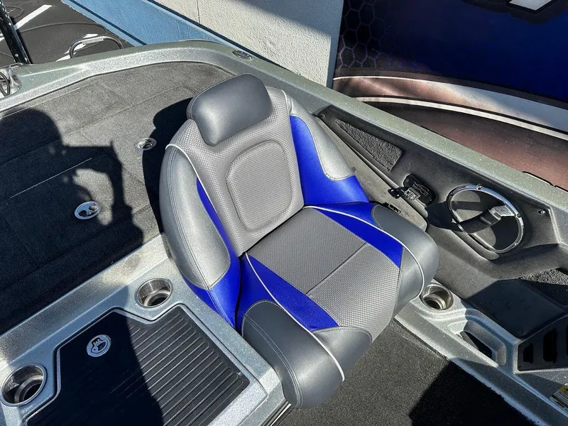 Slide: The Image of 2017 Ranger Z518 boat seat with blue and gray upholstery. - 26