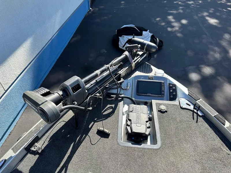 Slide: The Image of 2017 Ranger Z518 boat deck with trolling motor and fish finder. - 34