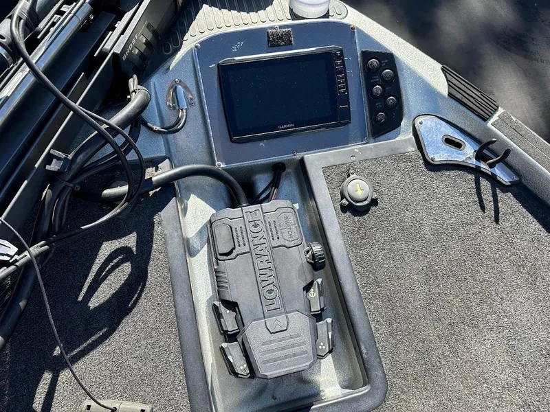 Slide: The Image of 2017 Ranger Z518 boat dashboard with Lowrance electronics and control panel. - 35