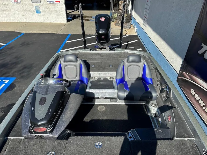 Slide: The Image of 2017 Ranger Z518 boat interior with dual seats and steering console. - 36