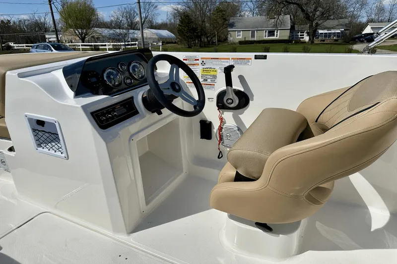 Slide: The Image of Bayliner D20I 2025 - 12