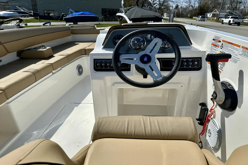 Slide: The Image of Bayliner D20I 2025 - 16