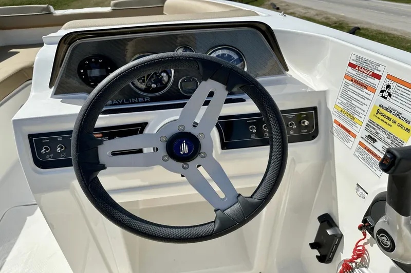 Slide: The Image of Bayliner D20I 2025 - 17