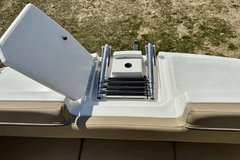 Slide: The Image of Bayliner D20I 2025 - 6