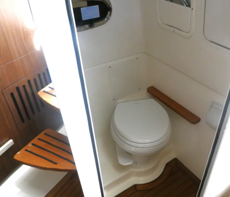 Slide: The Image of Boston Whaler 380 Outrage 2025 - 19