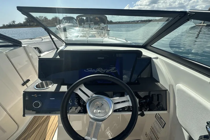 Slide: The Image of Sea Ray 270 SDX Outboard 2023 - 14