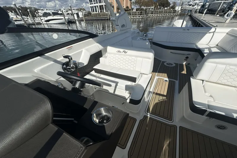 Slide: The Image of Sea Ray 270 SDX Outboard 2023 - 19