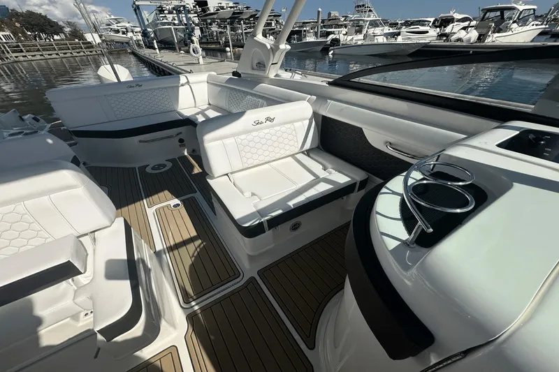 Slide: The Image of Sea Ray 270 SDX Outboard 2023 - 20