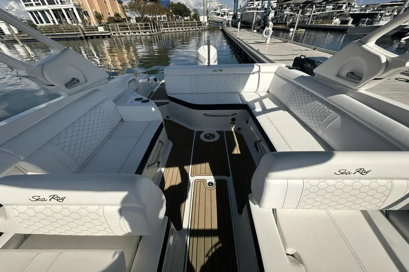Slide: The Image of Sea Ray 270 SDX Outboard 2023 - 21