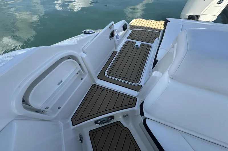 Slide: The Image of Sea Ray 270 SDX Outboard 2023 - 25