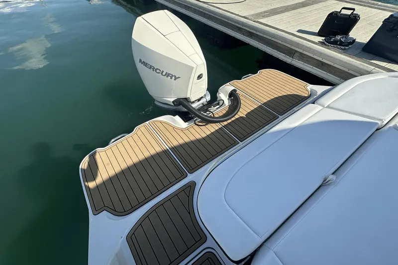Slide: The Image of Sea Ray 270 SDX Outboard 2023 - 26