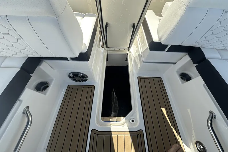 Slide: The Image of Sea Ray 270 SDX Outboard 2023 - 28