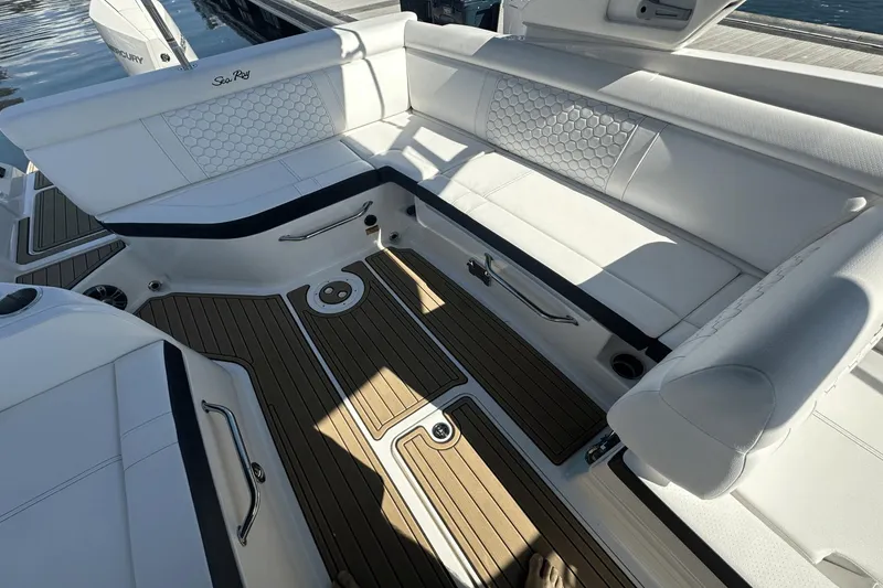 Slide: The Image of Sea Ray 270 SDX Outboard 2023 - 30