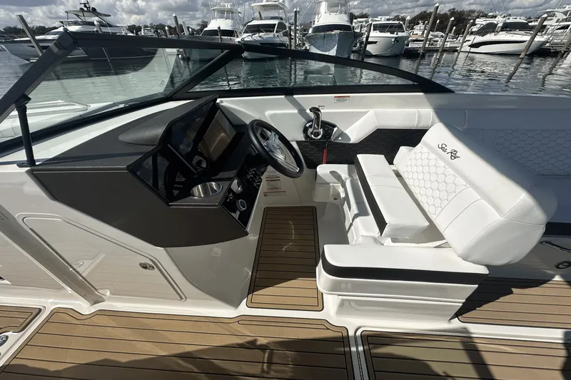 Slide: The Image of Sea Ray 270 SDX Outboard 2023 - 31