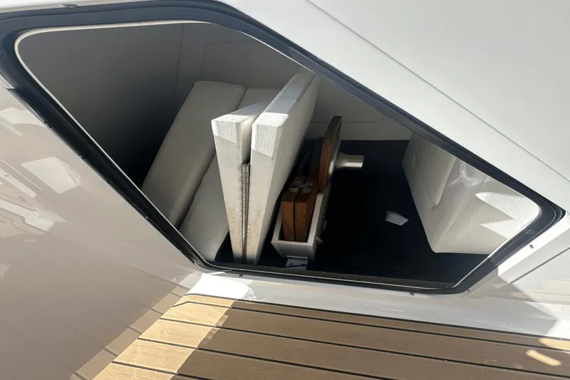 Slide: The Image of Sea Ray 270 SDX Outboard 2023 - 32