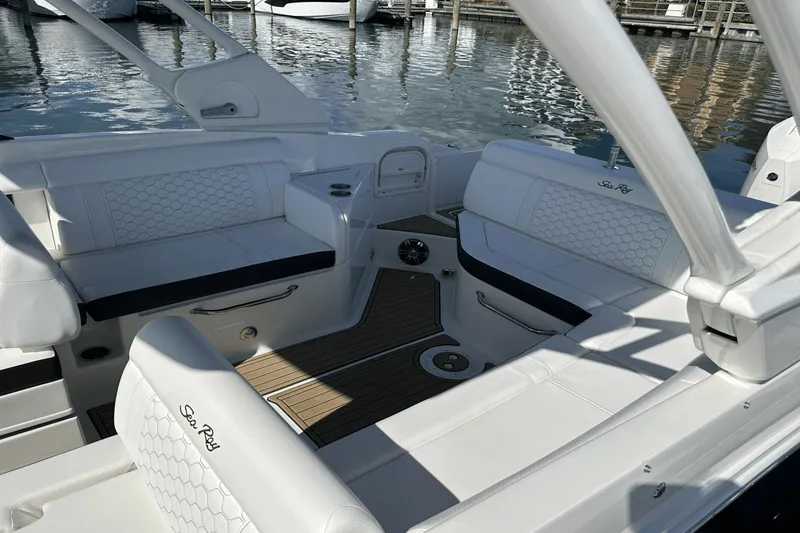 Slide: The Image of Sea Ray 270 SDX Outboard 2023 - 36