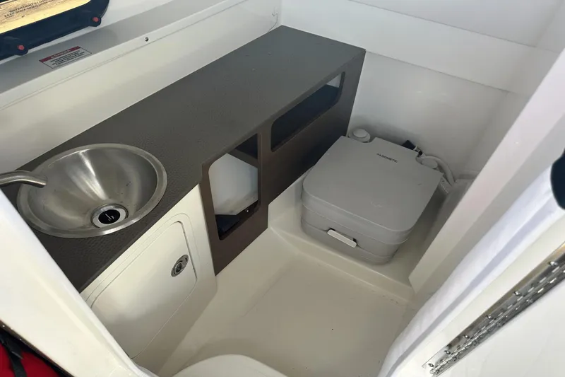 Slide: The Image of Sea Ray 270 SDX Outboard 2023 - 39