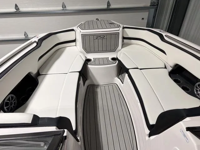 Slide: The Image of Yamaha 252S 2025 - 25