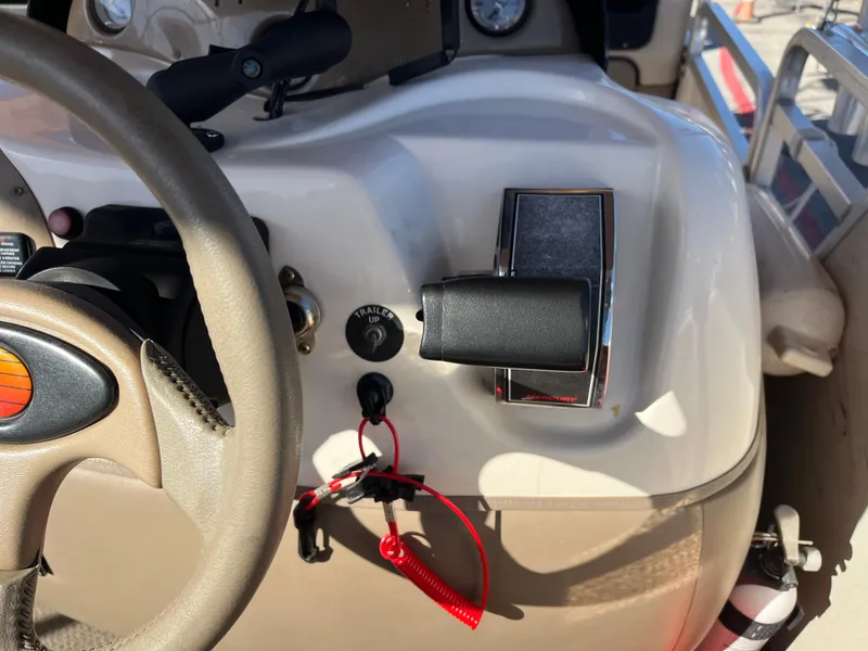 Slide: The Image of 2001 Sun Tracker PARTY BARGE 25 steering console with throttle and ignition. - 17