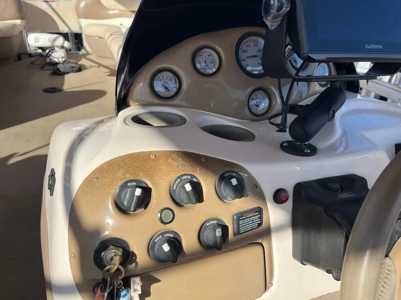 Slide: The Image of Control panel of a 2001 Sun Tracker PARTY BARGE 25 pontoon boat. - 18