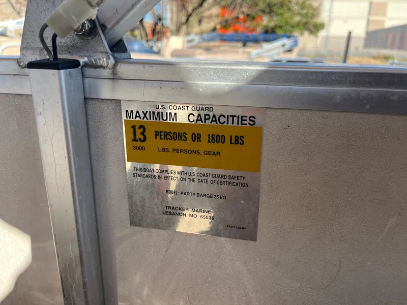 Slide: The Image of Capacity label on 2001 Sun Tracker PARTY BARGE 25, max 13 people or 1800 lbs. - 21