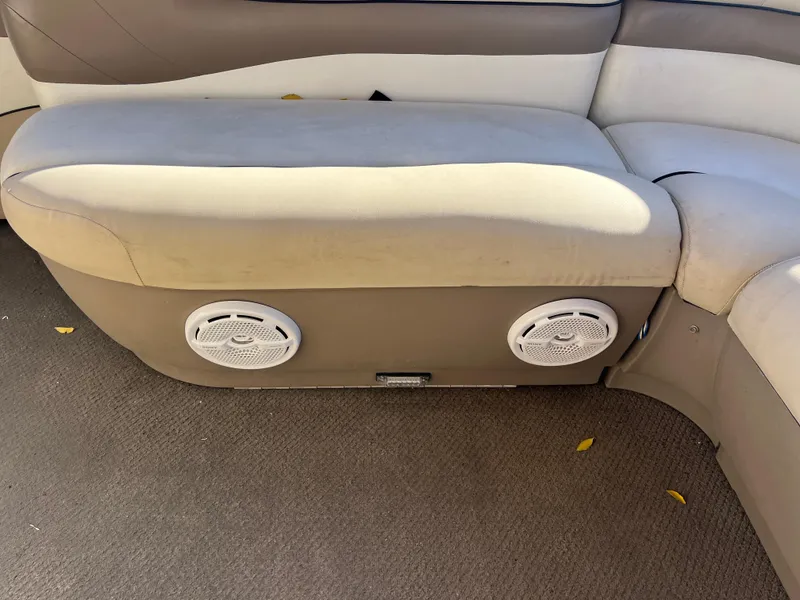 Slide: The Image of 2001 Sun Tracker PARTY BARGE 25 interior seating with built-in speakers. - 25